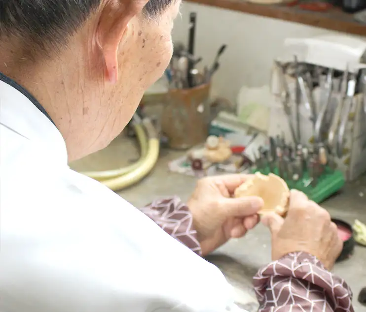 歯科技工士の作業風景